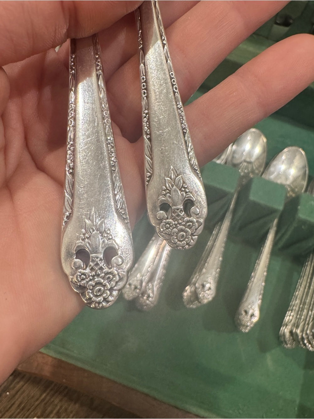 Vintage Holmes & Edwards “Lovely Lady” Silver-Plated Flatware Set - 71 Pieces - Picture 3 of 12